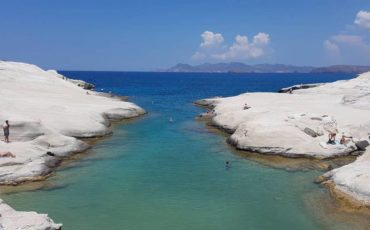 Τι απαντάει το υπουργείο Τουρισμού για το ξενοδοχείο στο Σαρακήνικο στη Μήλο