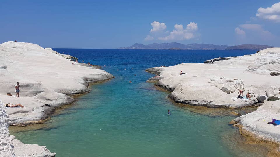 Τι απαντάει το υπουργείο Τουρισμού για το ξενοδοχείο στο Σαρακήνικο στη Μήλο