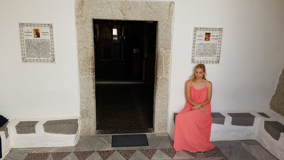 Η Μαρκέλλα Σαράιχα στο Σπήλαιο της Αποκάλυψης στην Πάτμο