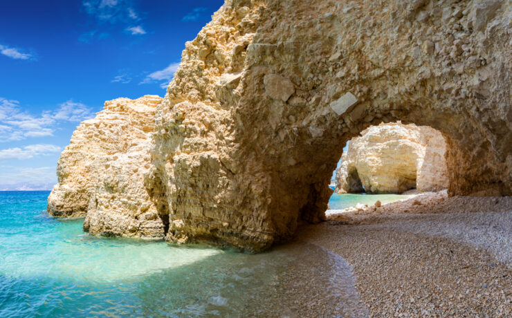 Μοναδικό γεωλογικό φαινόμενο: Το travelgirl.gr σου παρουσιάζει την παραλία του Αιγαίου που "ασπρίζει"σαν το γάλα! Πηγή φωτογραφίας: https://passenger.gr/