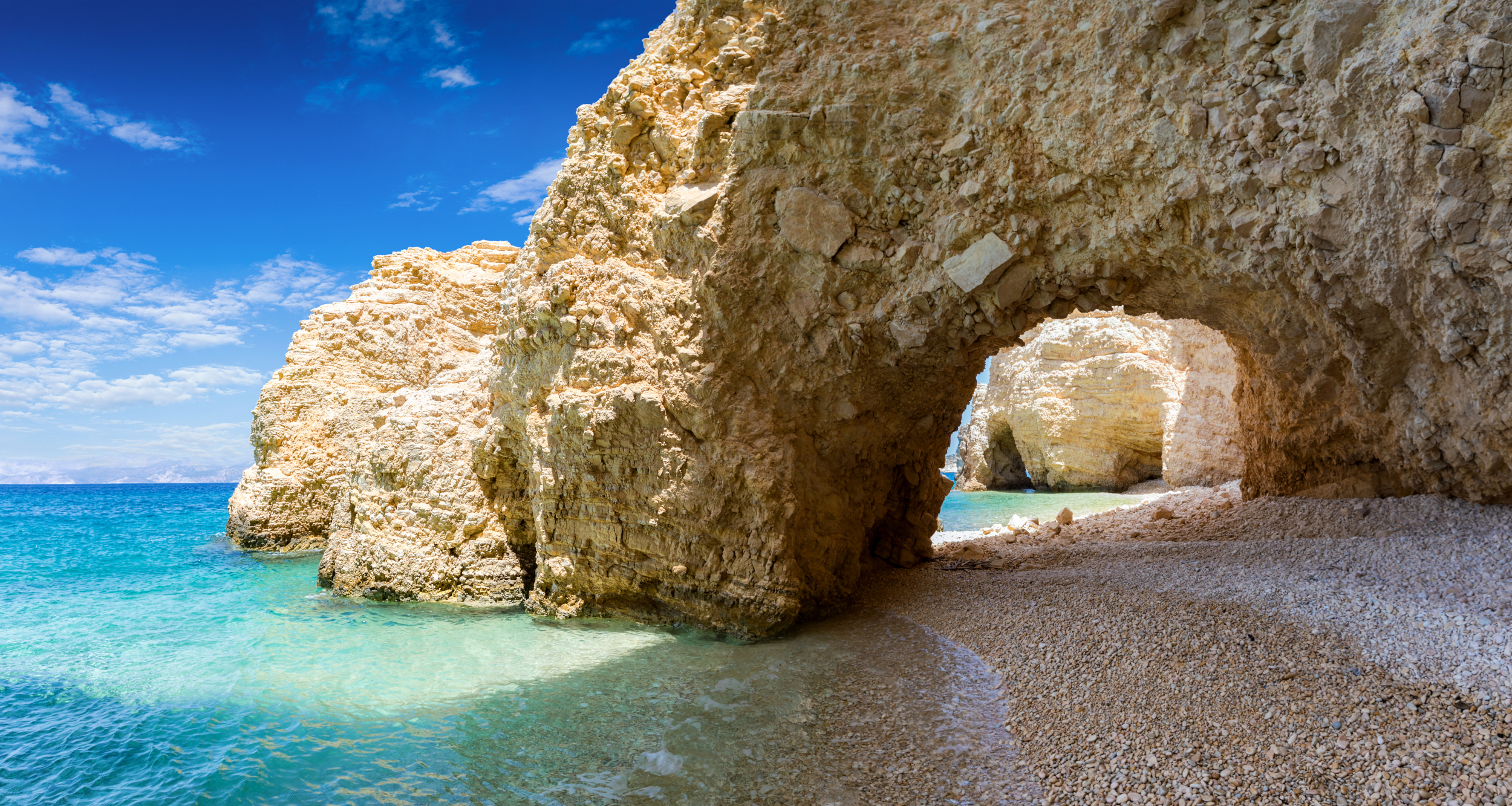 Μοναδικό γεωλογικό φαινόμενο: Το travelgirl.gr σου παρουσιάζει την παραλία του Αιγαίου που "ασπρίζει"σαν το γάλα!Πηγή φωτογραφίας: https://passenger.gr/