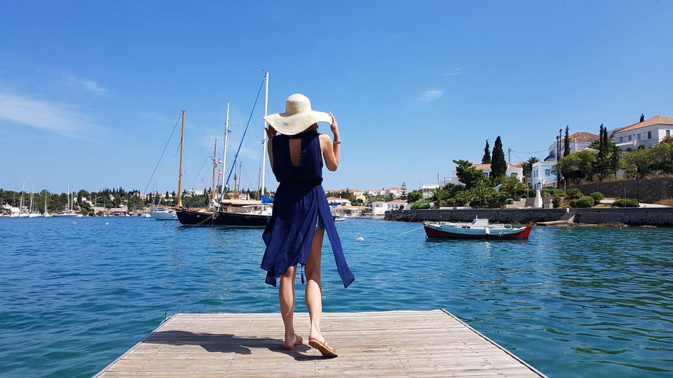 Η Μαρκέλλα Σαράιχα σε ξεναγεί στις Σπέτσες 