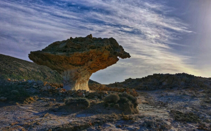 Σκιάδι: Το σπάνιο φυσικό μνημείο που εντυπωσιάζει βρίσκεται σε ελληνικό νησί Πηγή φωτογραφίας: https://kimoloshoteliers.gr/