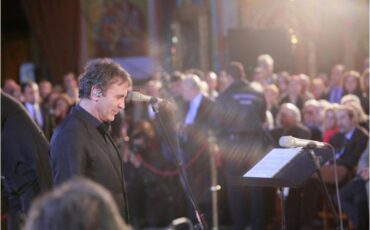 Megaron Online: Συναυλία στον Ιερό Ναό του Αγίου Παντελεήμονος Αχαρνών με τον Γιώργο Νταλάρα