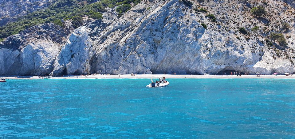 Ταξίδι στην Σκιάθο: Το travelgirl.gr σε ξεναγεί στην ξακουστή παραλία "Λαλάρια"