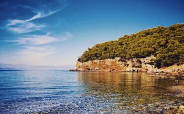 Αγκίστρι: Βουτιές στην παραλία Δραγονέρα με τα γαλαζοπράσινα νερά!