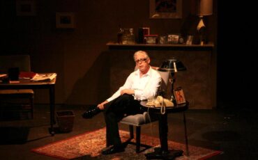 Onassis. The play: Ο συγκλονιστικός μονόλογος με τον Anthony Skordi στο Θερινό Θέατρο Λαμπέτη