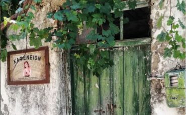 Αβδού: Δεν πάει ο νους σας τι υπάρχει έξω από κάθε σπίτι του πανέμορφου Μινωικού χωριού (video)