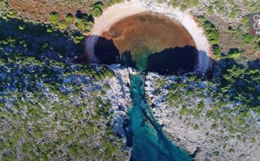 Η Λίμνη του Παπά: Η άσ(χ)ημη δίδυμη παραλία της διάσημης Βοϊδοκοιλιάς με το παράξενο όνομα (video)