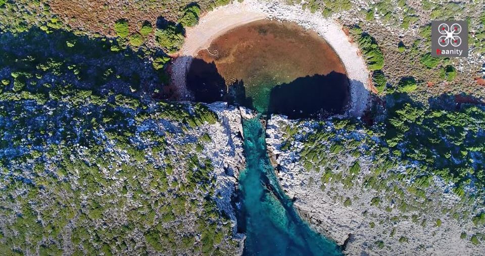 Η Λίμνη του Παπά: Η άσ(χ)ημη δίδυμη παραλία της διάσημης Βοϊδοκοιλιάς με το παράξενο όνομα (video)