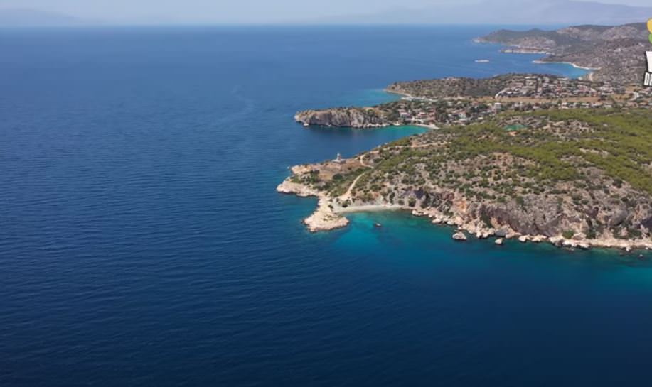 Κόγχη: Η κρυφή νοτιότερη παραλία της Σαλαμίνας με το Φάρο που θα σας ταξιδέψει στο Αιγαίο