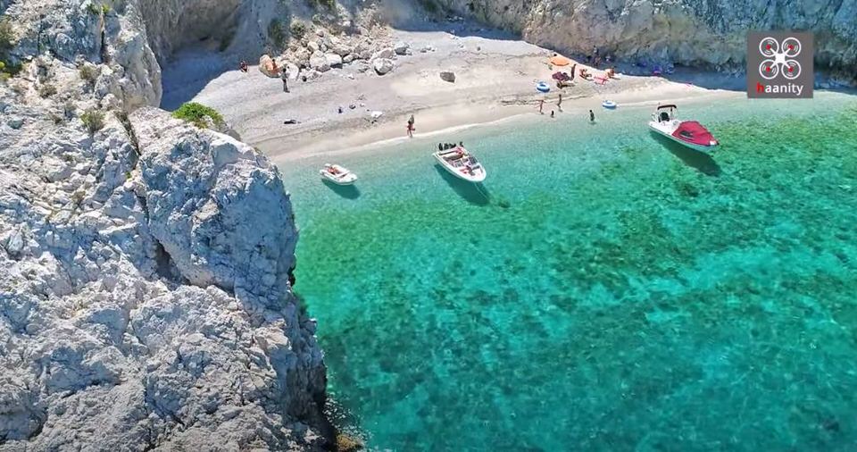 X-Beach: Η παραλία με το μυστηριώδες όνομα που μοιάζει να "απέδρασε" από το Ιόνιο κοντά στην Αθήνα