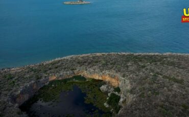 Άγνωστη Ελλάδα: Δείτε πού βρίσκονται η βυθισμένη αρχαία γέφυρα και ο κρατήρας με το δάσος από νούφαρα