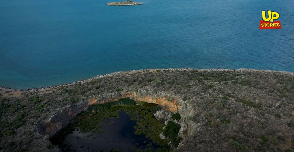 Άγνωστη Ελλάδα: Δείτε πού βρίσκονται η βυθισμένη αρχαία γέφυρα και ο κρατήρας με το δάσος από νούφαρα