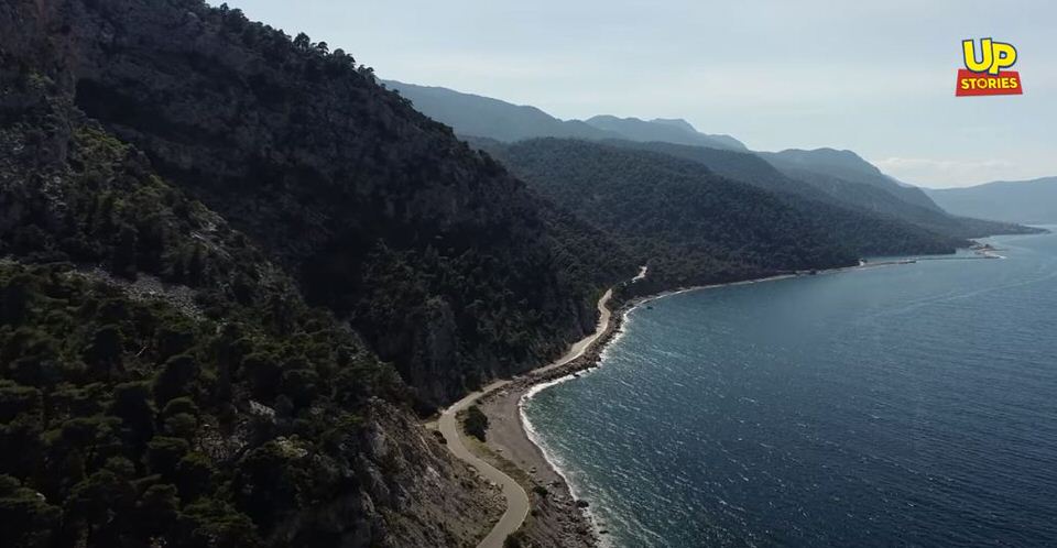 Προσοχή Βρέχει Βράχους! Ο ριψοκίνδυνος δρόμος της Αττικής που τον διασχίζεις κοιτώντας ψηλά