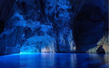 "Σπηλιά του Παραστά" ή "Φώκιαλη": Αυτό είναι το ελληνικό σπήλαιο ανάμεσα στα πιο εντυπωσιακά του κόσμου!