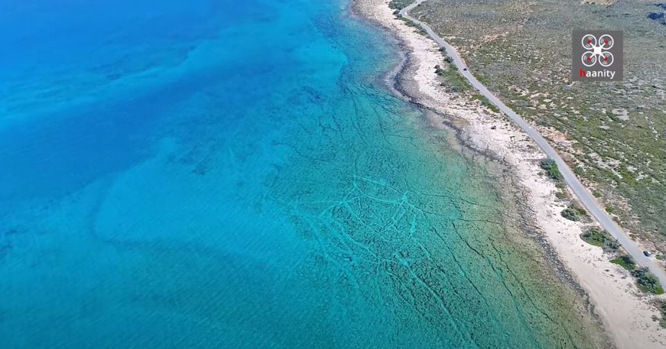 Η παραλία της Ελλάδας με νερά πισίνας που μοιάζει βγαλμένη από την Καραϊβική