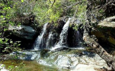 Πυθάρα: Οι καταρράκτες της Άνδρου που θυμίζουν...παραμυθένιο τοπίο