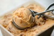 Συνταγή για παγωτό καραμέλα με δύο υλικά!
