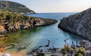 Γλώσσα: Βουτιές στη "μυστική" παραλία της Ελλάδας που θυμίζει τοπίο της Πολυνησίας!
