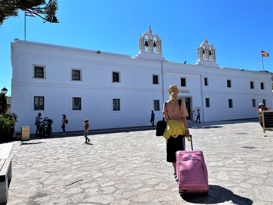 Παναγία Εκατονταπυλιανή: Η παράδοση που διασώζεται μέχρι σήμερα για την ονομασία της