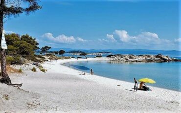 Καρύδι: Αυτή είναι η παραλία της Χαλκιδικής που πρέπει να επισκεφθείς μία φορά στη ζωή σου!