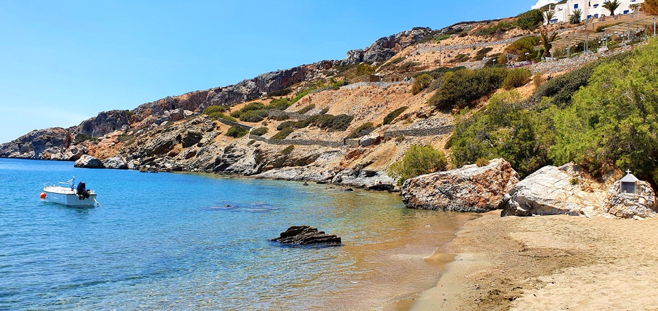 Τσιγκούρι: Βουτιές στην φημισμένη παραλία της Σχοινούσας