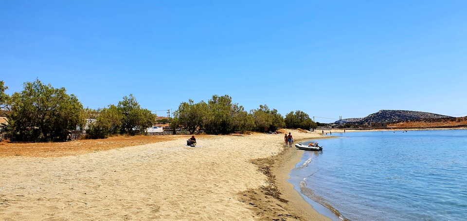 Τσιγκούρι: Βουτιές στην φημισμένη παραλία της Σχοινούσας