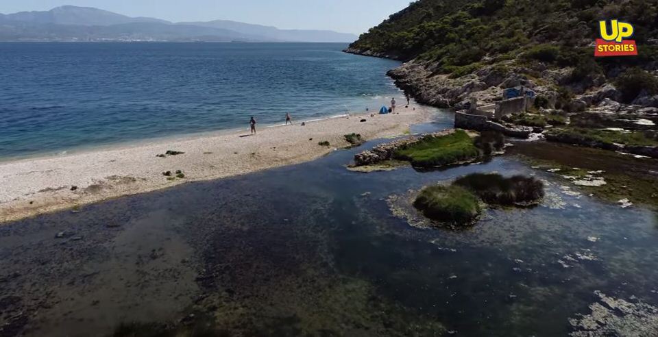 Αλμυρή Κορινθίας: Η άγνωστη παραλία με την φυσική δροσερή νεροτσουλήθρα που λατρεύουν τα παιδιά