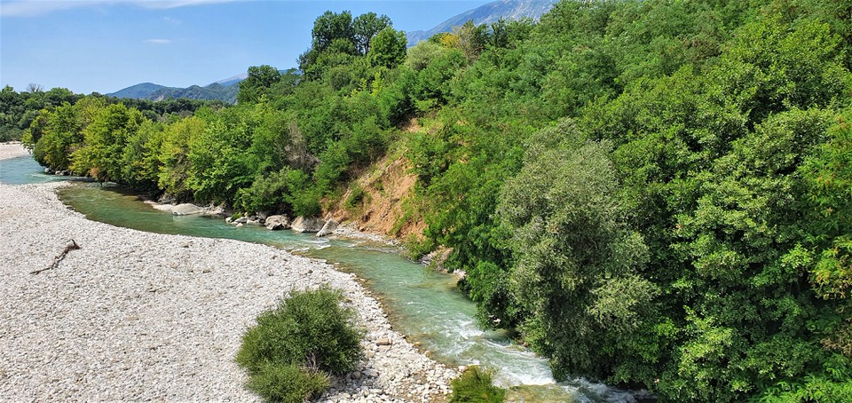 Καλοκαιρινές βουτιές στον Άραχθο ποταμό της Άρτας