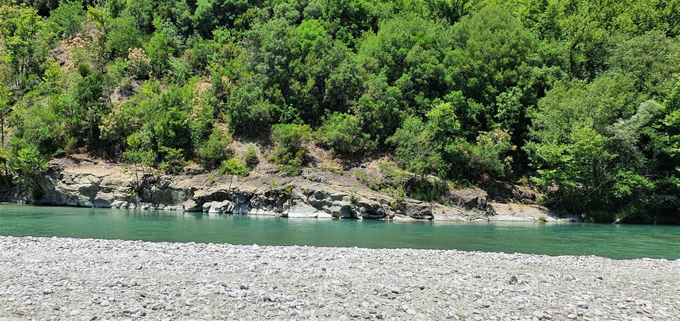 Καλοκαιρινές βουτιές στον Άραχθο ποταμό της Άρτας