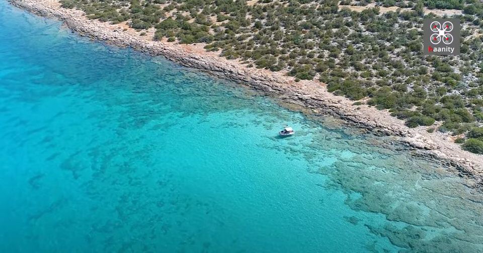 Το σημείο της Αργολίδας με το περίεργο σχήμα και με νερά που θυμίζουν Καραϊβική