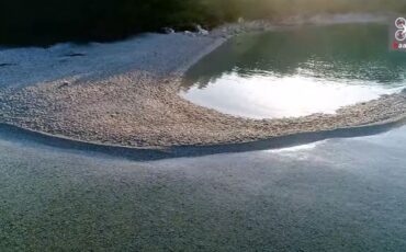 Σύβοτα- Διαπόρι: Η παραλία με το παράξενο σχήμα όπου μπορείς να επιλέξεις τη θερμοκρασία του νερού