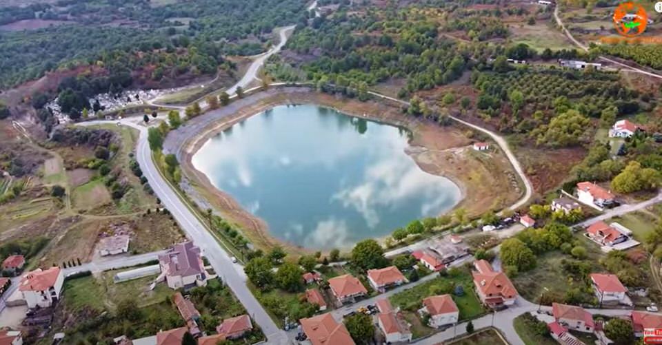 Το χωριό με τις τρεις τεχνητές λίμνες και τον μικρό καταρράκτη