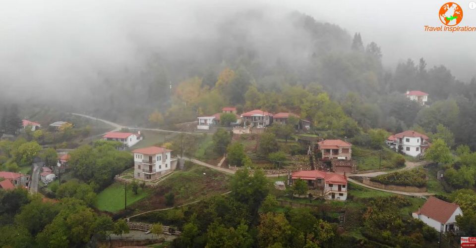 Η υπέροχη λίμνη Πλαστήρα πλαισιωμένη με φθινοπωρινά χρώματα