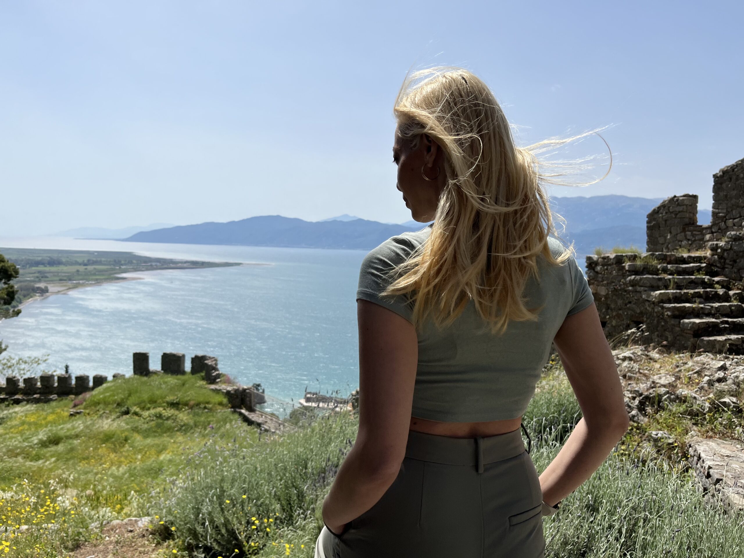 Ναύπακτος: Το travelgirl στο ενετικό λιμάνι με την υπέροχη καστροπολιτεία