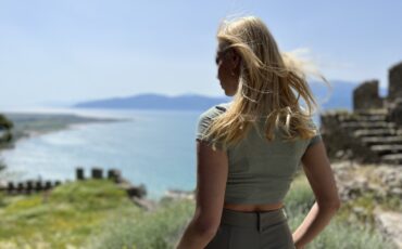 Ναύπακτος: Το travelgirl στο ενετικό λιμάνι με την υπέροχη καστροπολιτεία