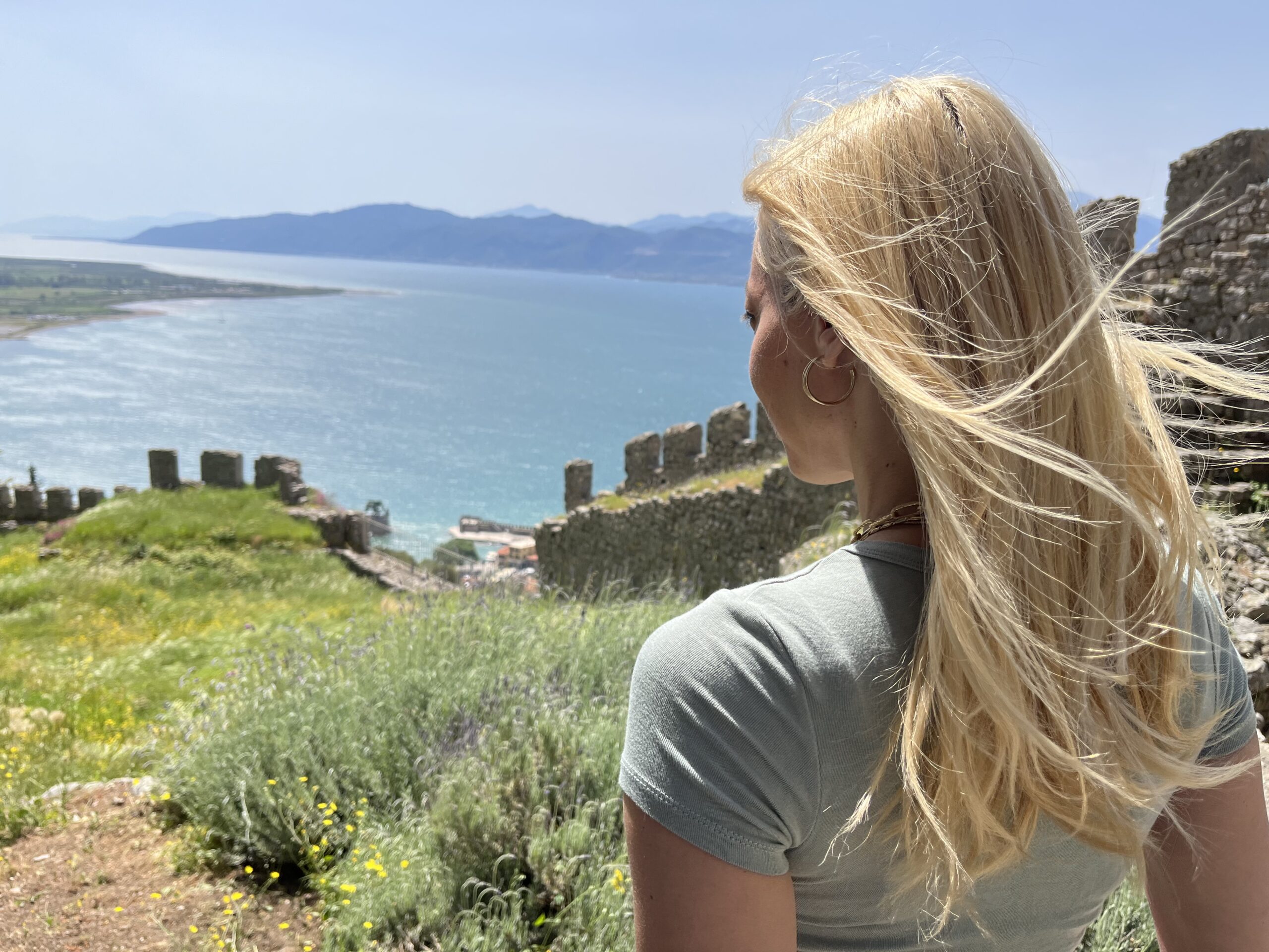 Ναύπακτος: Το travelgirl στο ενετικό λιμάνι με την υπέροχη καστροπολιτεία