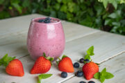 Smoothie με γιαούρτι, μπανάνα και φράουλες: Η Λαμπρίνα Βαρίτη μας δίνει την συνταγή Πηγή κεντρικής φωτογραφίας: https://www.redberryfarm.co.za/