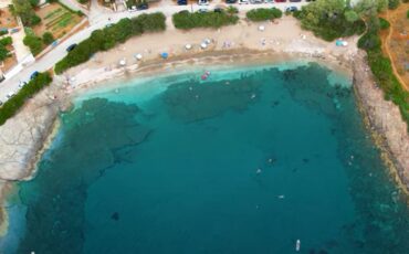 Δύο διαδοχικές παραλίες της ανατολικής Αττικής, ιδανικές για οικογένειες με μικρά παιδιά