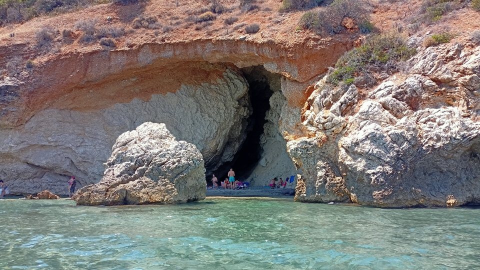 Παραλία "Καρακατσάνης"στην Αρκαδία: Η παραλία της Ελλάδας που δεν πιάνει ποτέ ήλιο και καύσωνα