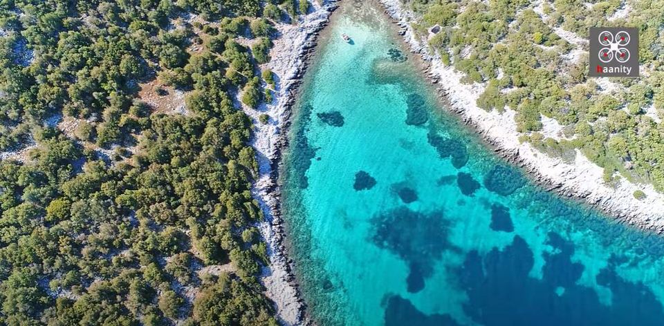 Αιγιλεία: Το μαγευτικό ερημονήσι κοντά στην Αθήνα που είναι γεμάτο λαγούς