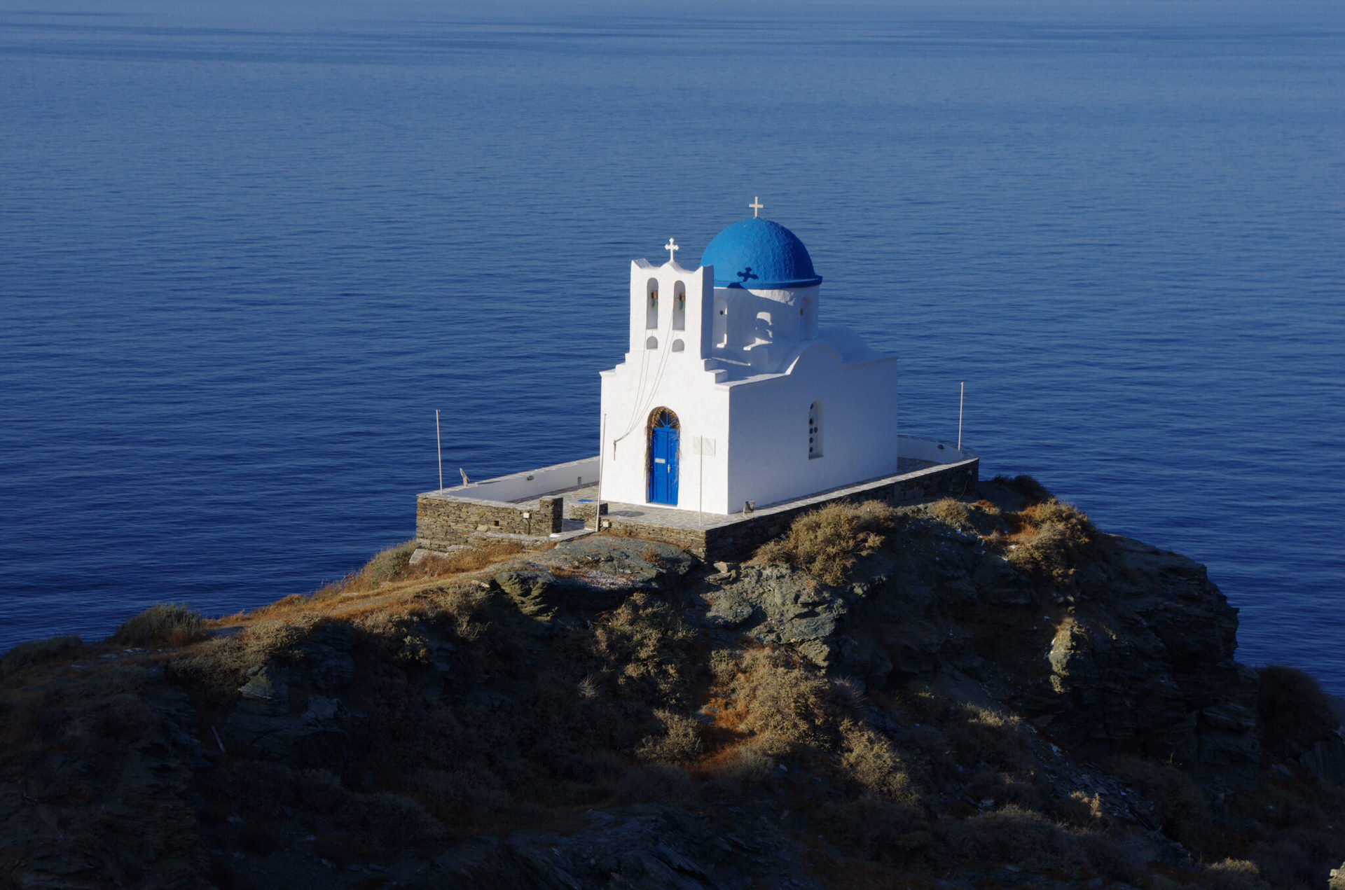 Οι Επτά Μάρτυρες στην Σίφνο: Το εκκλησάκι που αναδύεται από τη θάλασσα! Πηγή φωτογραφίας: shuttERstOCk, TRavel.gr