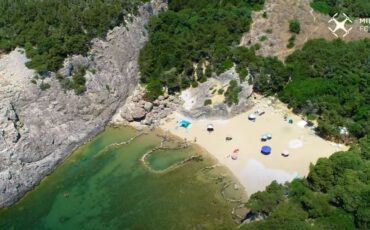 Παραλία Γλώσσα: Η κρυμμένη αμμώδης παραλία της Μεσσηνίας