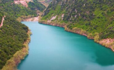 Αυτή είναι η νεότερη φυσική λίμνη της Ελλάδας που δημιουργήθηκε το 1963 από μία κατολίσθηση!