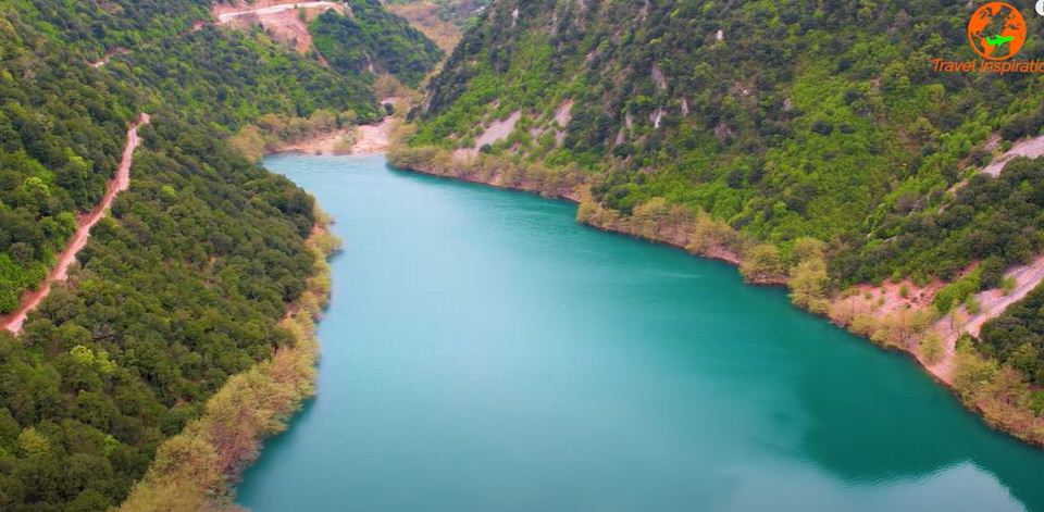 Αυτή είναι η νεότερη φυσική λίμνη της Ελλάδας που δημιουργήθηκε το 1963 από μία κατολίσθηση!