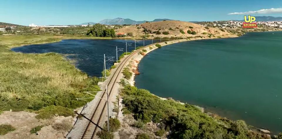 Ένα τρένο διασχίζει τα κύματα: Δείτε τα ομορφότερα 450 μέτρα του Ελληνικού σιδηρόδρομου από ψηλά