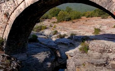 Άγνωστη Ήπειρος: Αυτό είναι το ομορφότερο πέτρινο τοξωτό γεφύρι της Ελλάδας και μόλις αποκαλύφθηκε