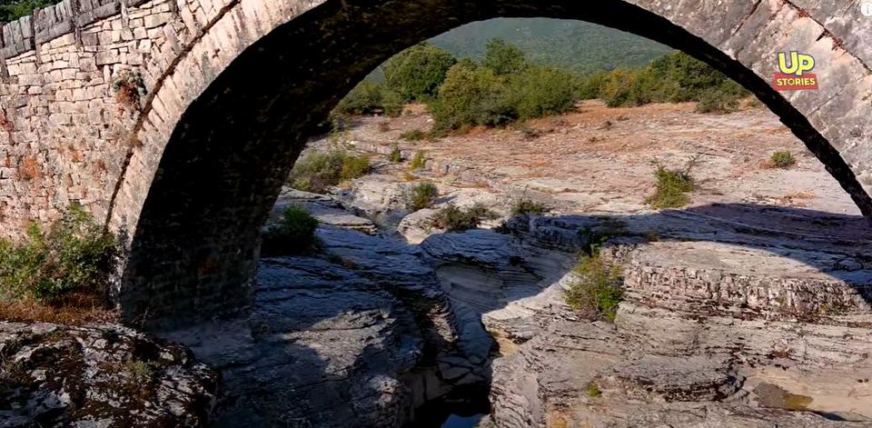 Άγνωστη Ήπειρος: Αυτό είναι το ομορφότερο πέτρινο τοξωτό γεφύρι της Ελλάδας και μόλις αποκαλύφθηκε