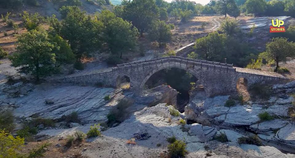 Άγνωστη Ήπειρος: Αυτό είναι το ομορφότερο πέτρινο τοξωτό γεφύρι της Ελλάδας και μόλις αποκαλύφθηκε